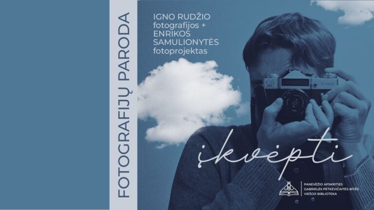 Jaunuolis fotografuoja prie akies pridėjęs fotoaparatą debesies fone